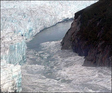 20120530-Glacial burst Hubbard_Glacier August 14.2002.jpg